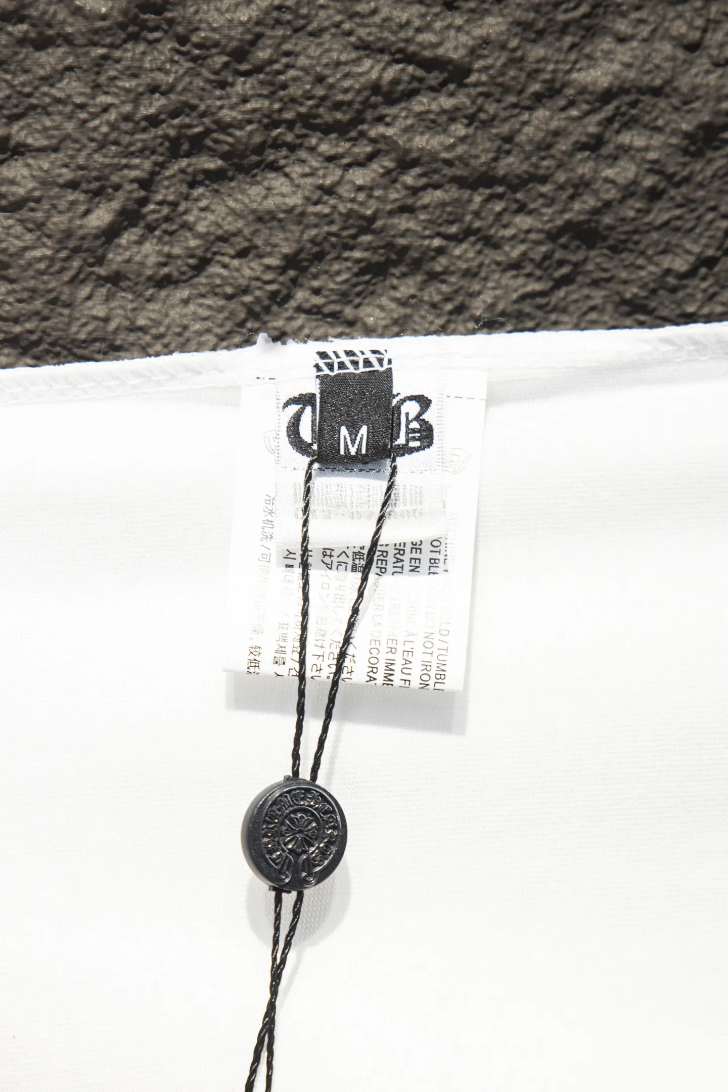P190 🆕Chrome Hearts os version is really charming and Chrome Hearts is really a must-have. Each season's new version is made to the extreme. It is very practical and can be worn casually. Nice✔️ - ⚠️100% cotton. Made of 32-count double yarn, 260-gram weight fabric and imported knitted carded cotton. The thickness is moderate, drapey and contoured, and the upper body is comfortable! ! It is very tolerant to fat body types and can instantly lose five pounds after wearing it!  Front panel #Back panel Neckline Bronzing elements# Imported hardware heavy craftsmanship and imported accessories. The body is washed, fried, frayed and added with handmade elements, which greatly increases the interest of the clothing; unique visual effects. The special fraying effect creates a unique distressed effect. The addition of handmade elements to the body greatly increases the interest of the clothing; it has a unique visual effect. After special fraying effect treatment, a unique distressed effect is formed. An irregular hem is added to the version. This year, Crow Heart is focusing on the version. In the past two years, the oversize version has become the focus of the trend. It has also been a popular staple in the past two years. The change of designers has made this brand an instant hit. The progressive fashion of the times also needs the blood impact of fresh elements and trendy designs in order to continue its glory! It’s stylish both inside and outside, a must-have for high street travel! An absolute "eye-catching style" that can match couples 💏 Color: washed black and white Size: S M L XL